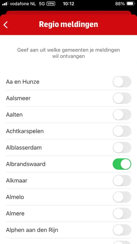 Lijst met gemeenten in de AD-app, met schuifjes om regiomeldingen per gemeente aan te zetten