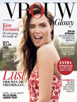 Vrouw Glossy aanbiedingen voor een abonnement of proefabonnement